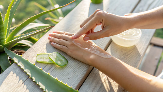 Aloe Vera Gel gegen trockene Heizungsluft: So bleibt die Haut im Büro hydratisiert